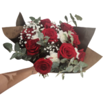 Ramo de rosas rojas con eucalipto natural