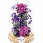 Cúpula de rosa preservada violeta con mariposa y flores secas